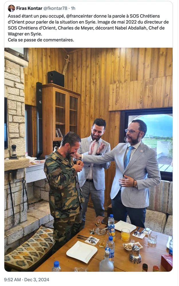 Tweet de Firas Kontar : Assad étant un peu occupé, @franceinter donne la parole à SOS Chrétiens d'Orient pour parler de la situation en Syrie. Image de mai 2022 du directeur de SOS Chrétiens d'Orient, Charles de Meyer, décorant Nabel Abdallah, Chef de Wagner en Syrie. 
Cela se passe de commentaires.
Attachée l'image dont parle Monsieur Kontar dans son tweet
