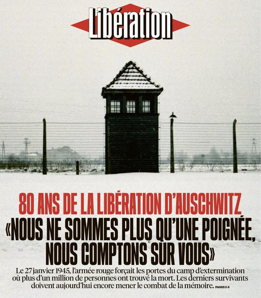 La Une de Libération, Image: d'une des tours de surveillance d'Auschwitz, à sa gauche et sa droite le grillage. Scène d'hiver, le ciel et la neige semblent faire une. Titre: 80 ans de la libération d'Auschwitz "Nous ne sommes plus qu'une poignée, nous comptons sur vous". Le 27 janvier 1945, l'armée rouge forçait les portes du camps d'extermination où plus d'un million de personnes ont trouvé la mort. Les derniers survivants doivent aujourd'hui encore mener le combat de la mémoire.
