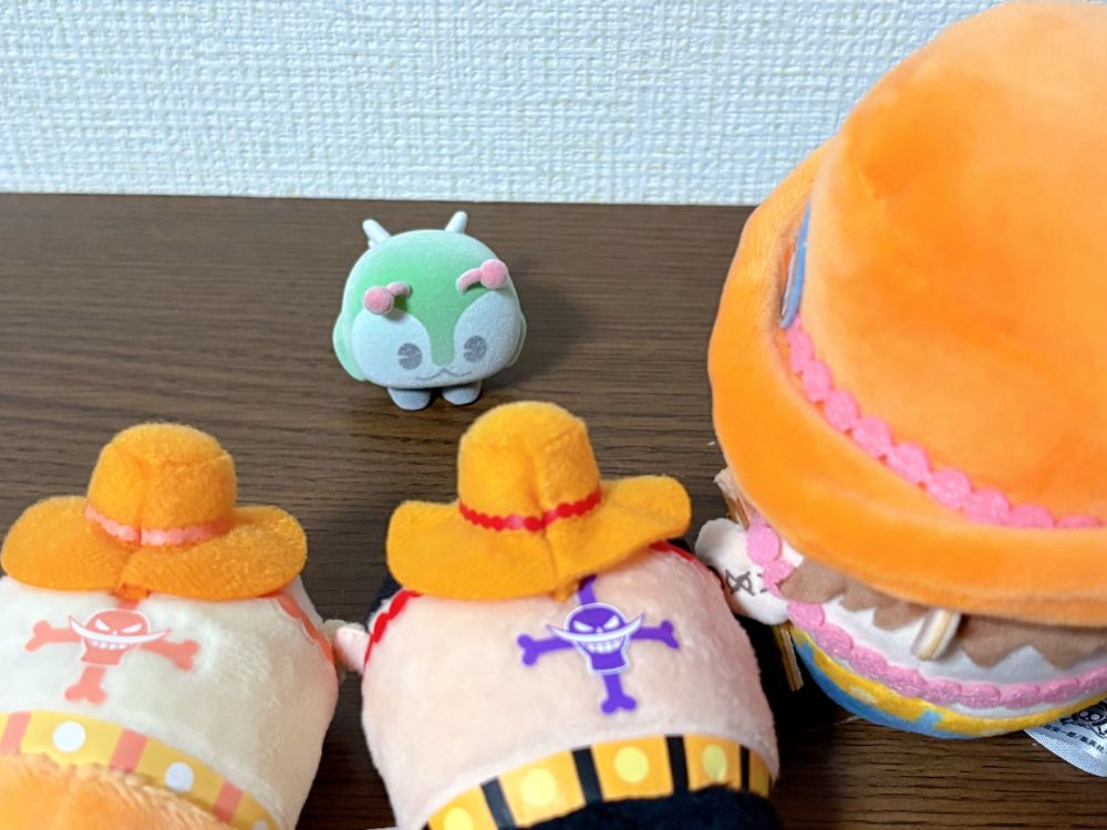 みんくるさんのフロッキーフィギュア
を囲むエースのムギムギおてだま、パステルおてだま、麦たま