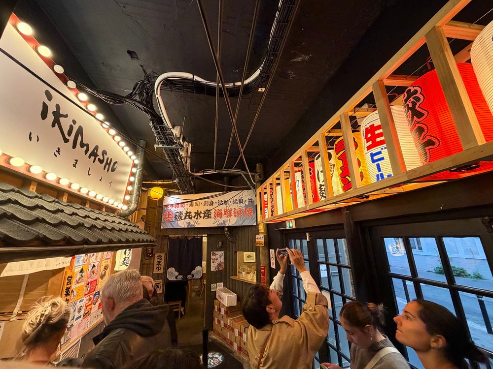 Intérieur d’un restaurant reproduisant une rue japonaise 