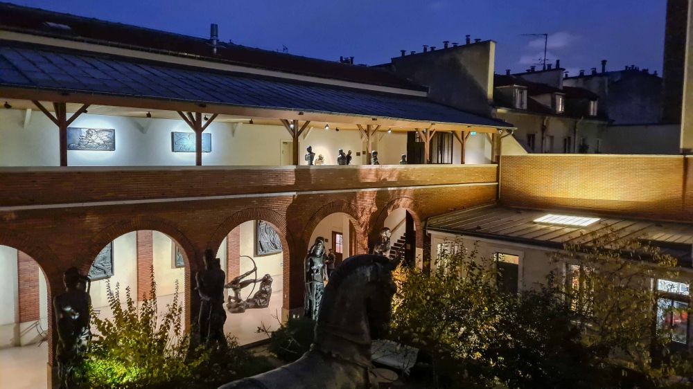 La cour interne, vue depuis la terrasse du café du musée.