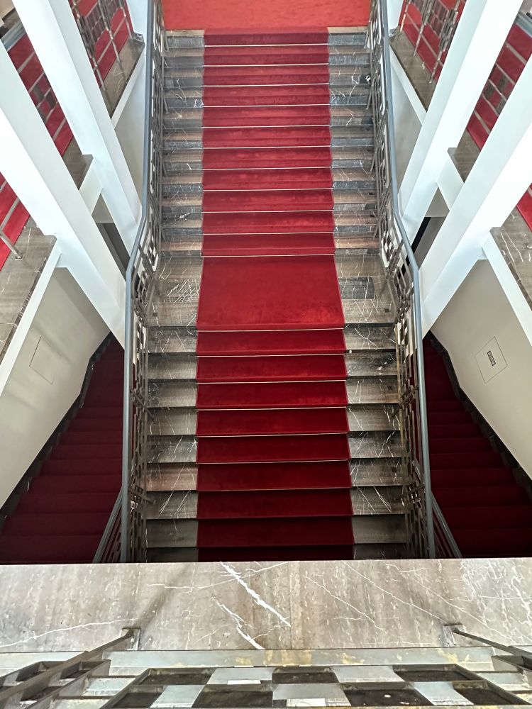 Ein prächtiges Treppenhaus mit rotem Teppich