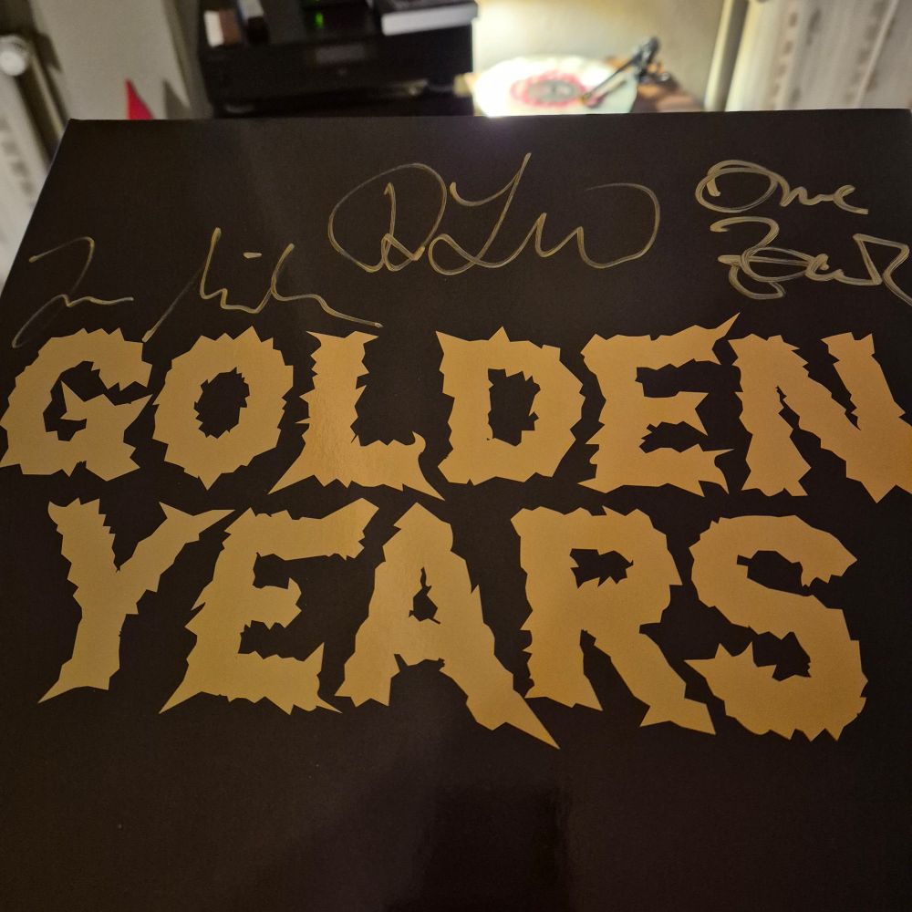 Plattencover von Tocotronic - Golden Years. Schwarz mit goldener Schrift. 
Oben am Rand hat die Band unterschrieben.