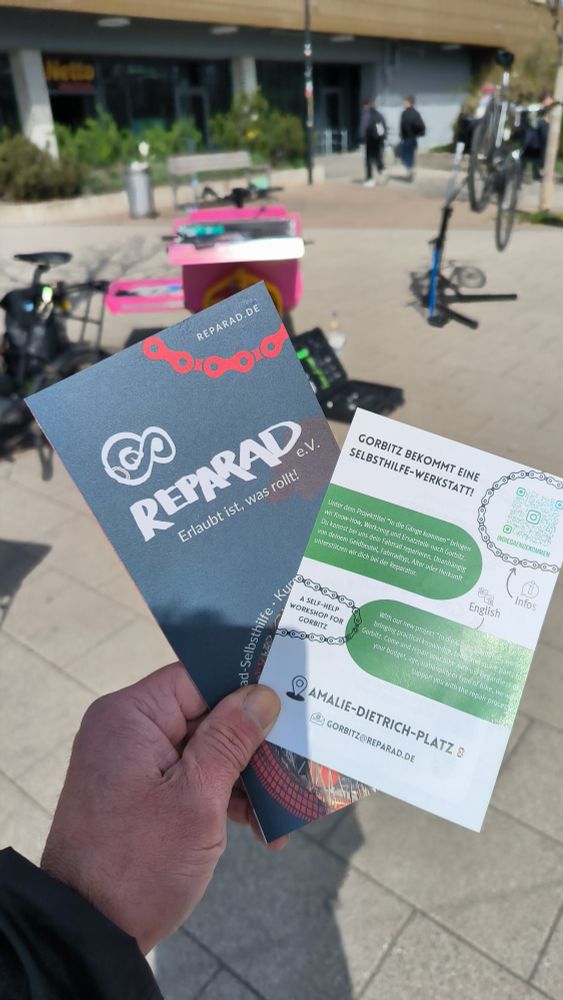 In meiner Hand Werbung für unseren Verein und die Werkstatt in Gorbitz 