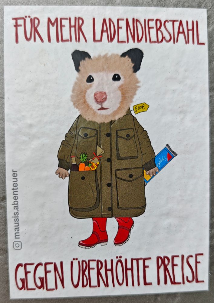 Ein Sticker mit einer Maus in roten Gummistiefeln und grünem Mantel. Aus einer Tasche schauen verschiedene Sachen (Cola, Möhre), in der Hand hält sie eine Packung Kekse. Am Mantel ist noch ein Preisschild dran. Auf dem Sticker steht: 