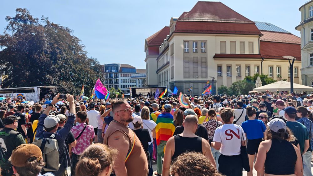 Ein bunter Haufen Menschen vor der Bühne 