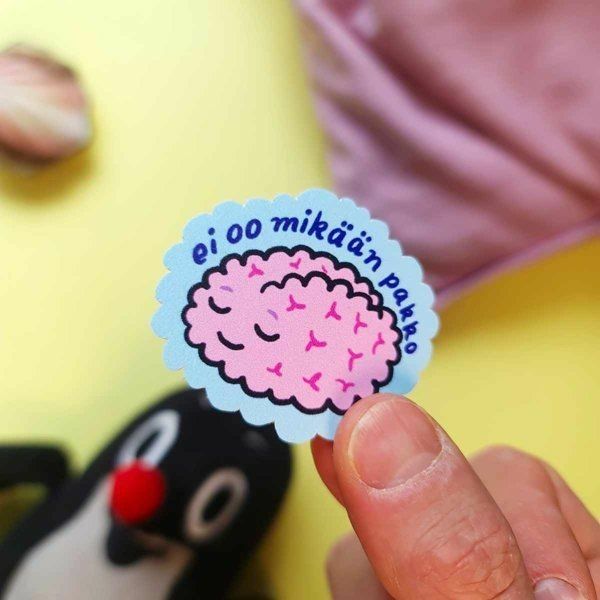 Ei oo mikään pakko -tarra. Aivot myhäilevät ja yläpuolella on teksti Ei oo mikään pakko.