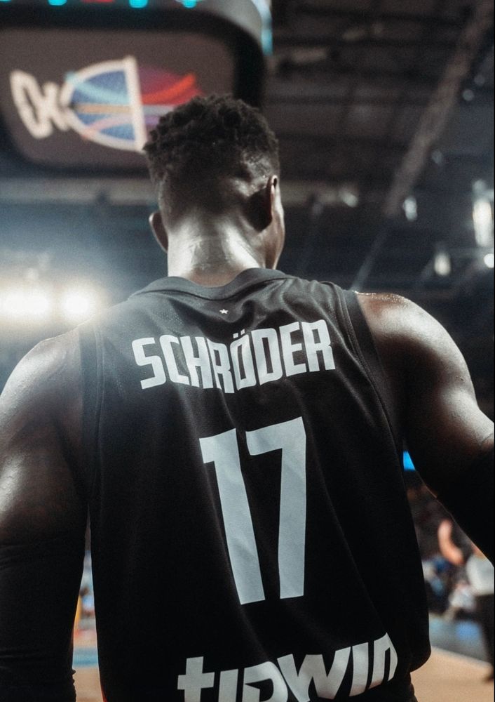 Foto von Dennis Schröder, man sieht ihn von hinten mit der Rückennummer 17.
Foto vom Insta-Account @dbb_basketball 
