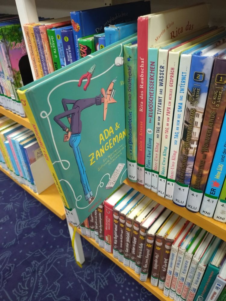 Das Buch Ada und Zangemann im Regal der örtlichen Bücherei.