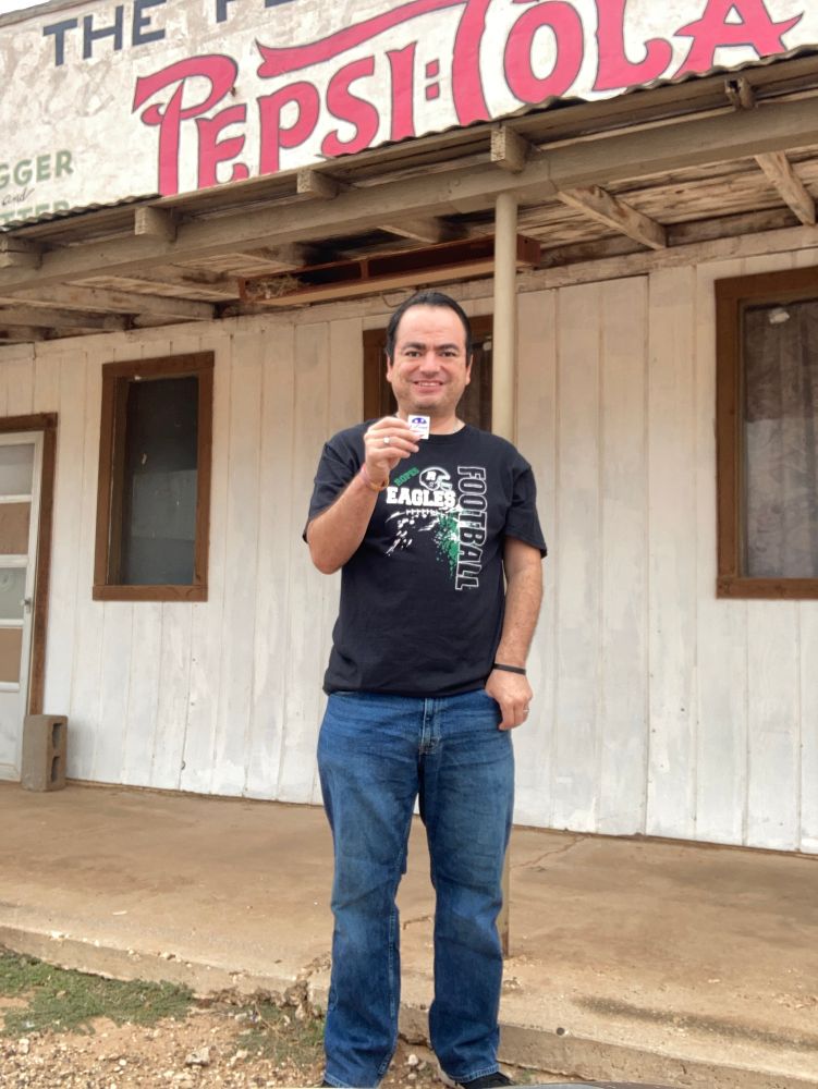 Aaron shows his “I Voted” 🗳️ sticker after casting his ballot | Aaron enseña su pegatina de “Yo Voté” 🗳️ despues de emitir su voto