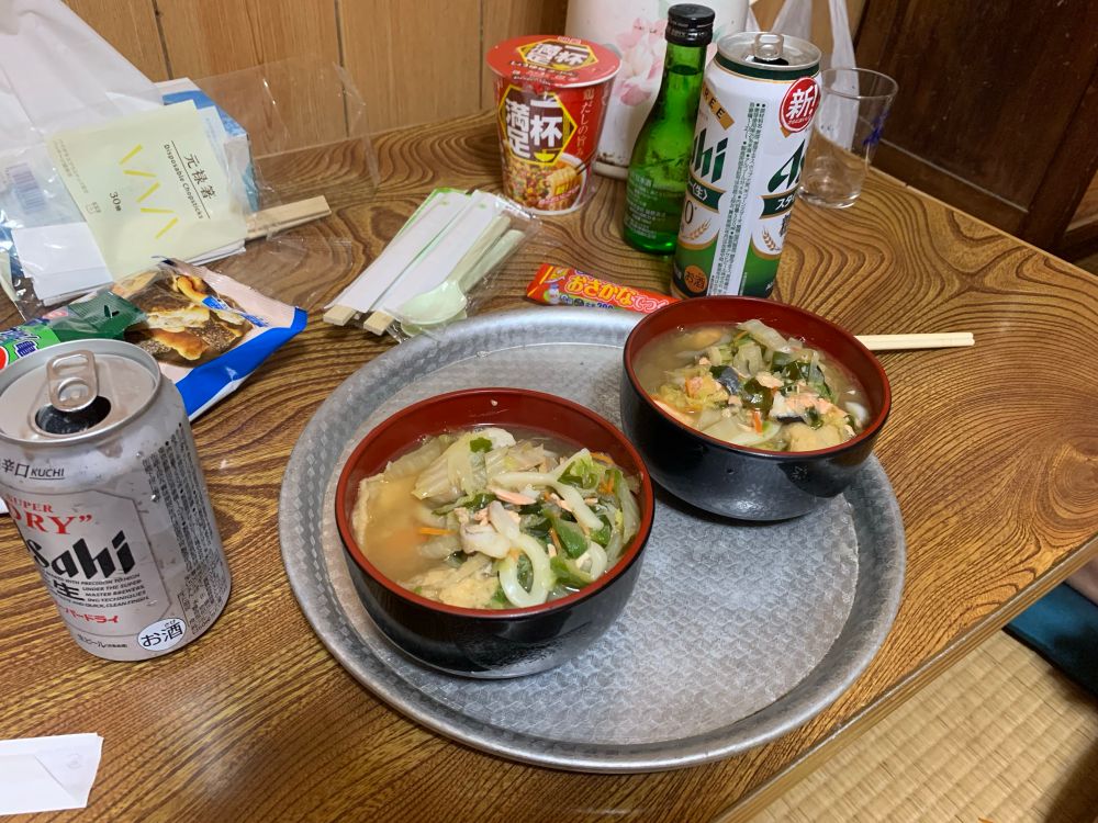 夕食は常連同士が持ち寄って鍋焼きうどんにして、私の部屋で宴を開いた。