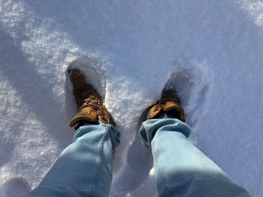Les pieds dans la neige.