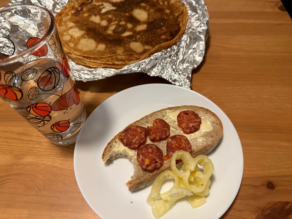 Kolbász, fehér kenyér, zőld paprika, palacsinta – Salami styled sausage, white bread, green paprika, pancakes