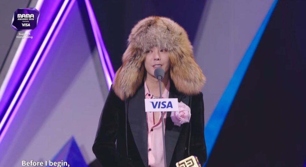 GDragon accepting an award at MAMA with a huge fur hat on