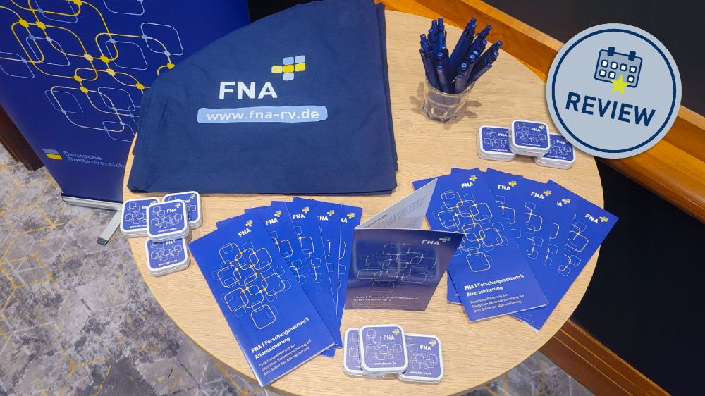 Bild eines runden Tisches mit Informationsmaterialien des FNA und einem Störer, auf dem Review steht.