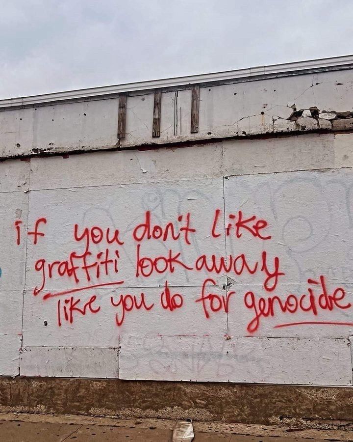 tag en rouge sur un mur "if you don't like graffiti look away like you do for genocide"