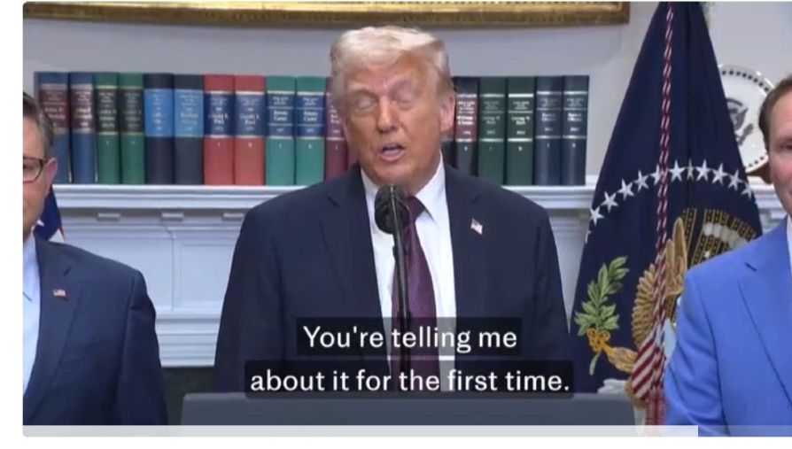 Donald Trump bei der Pressekonferenz. Er schließt beim Reden die Augen.