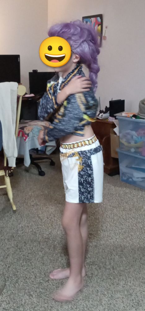 Little kid in a Rumi costume from Kpop demon Hunters