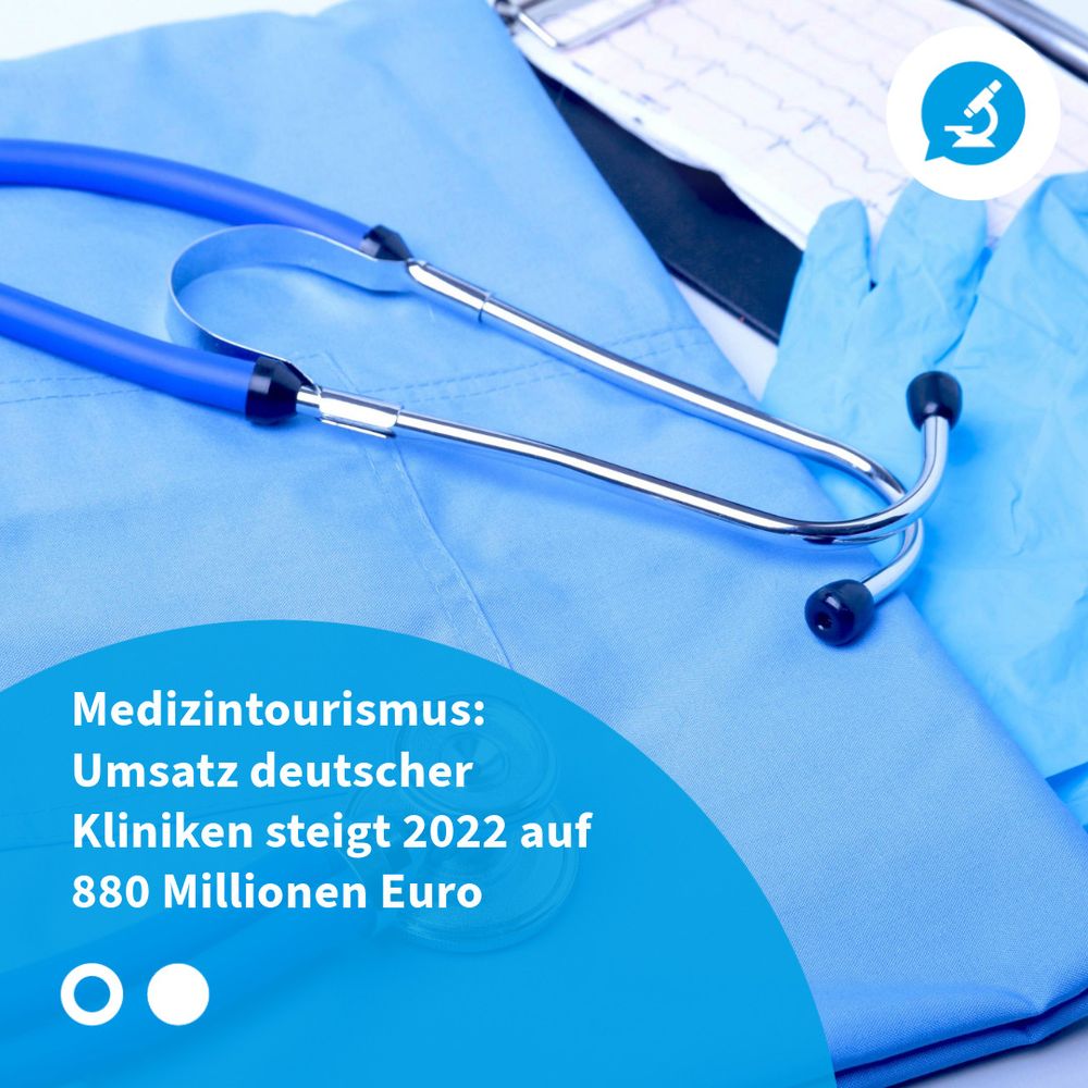 Symbolbild für Medizintourismus: OP-Kleidung, Stethoskop, Handschuhe und EKG-Auswertungen.