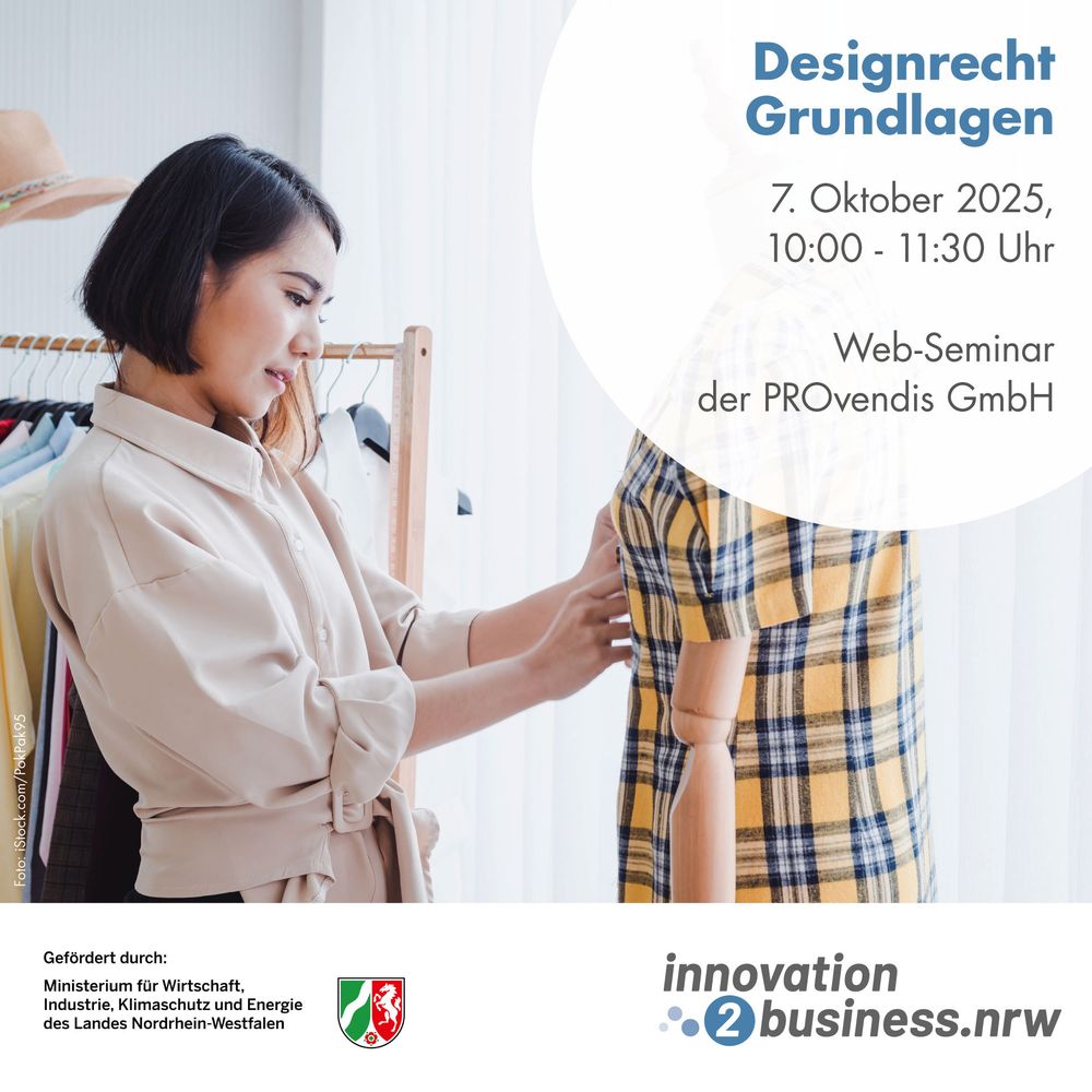 eine Frau, die eine Schaufensterpuppe ansieht