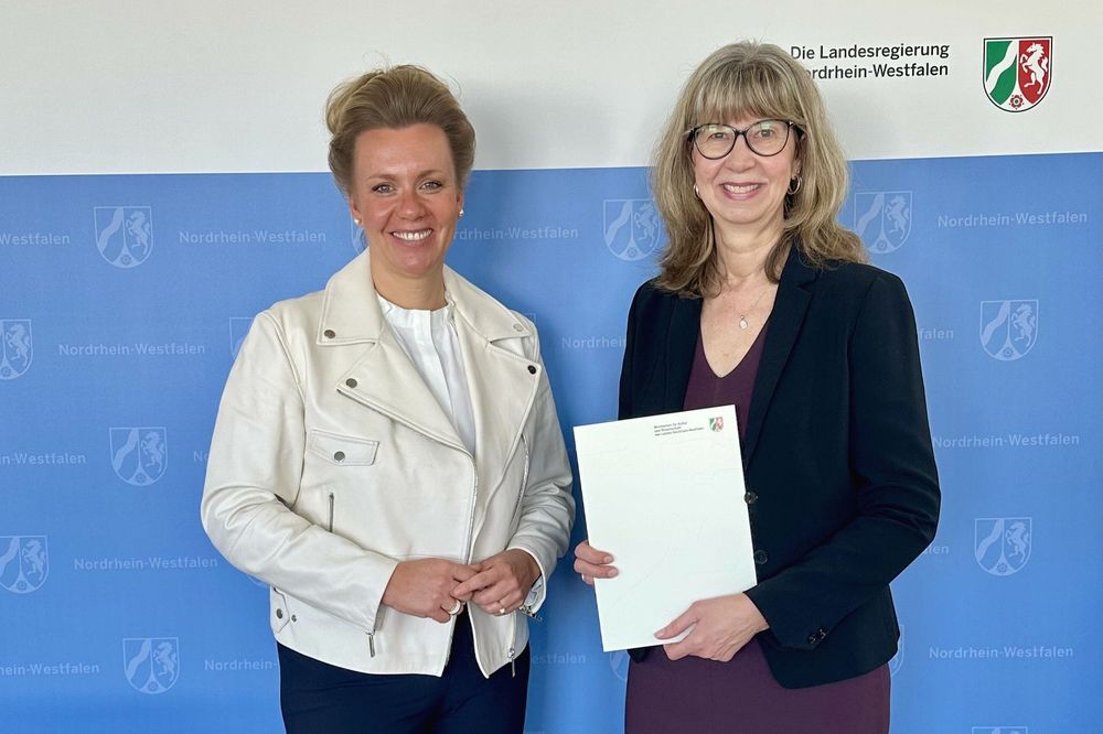 zwei Frauen stehen nebeneinander