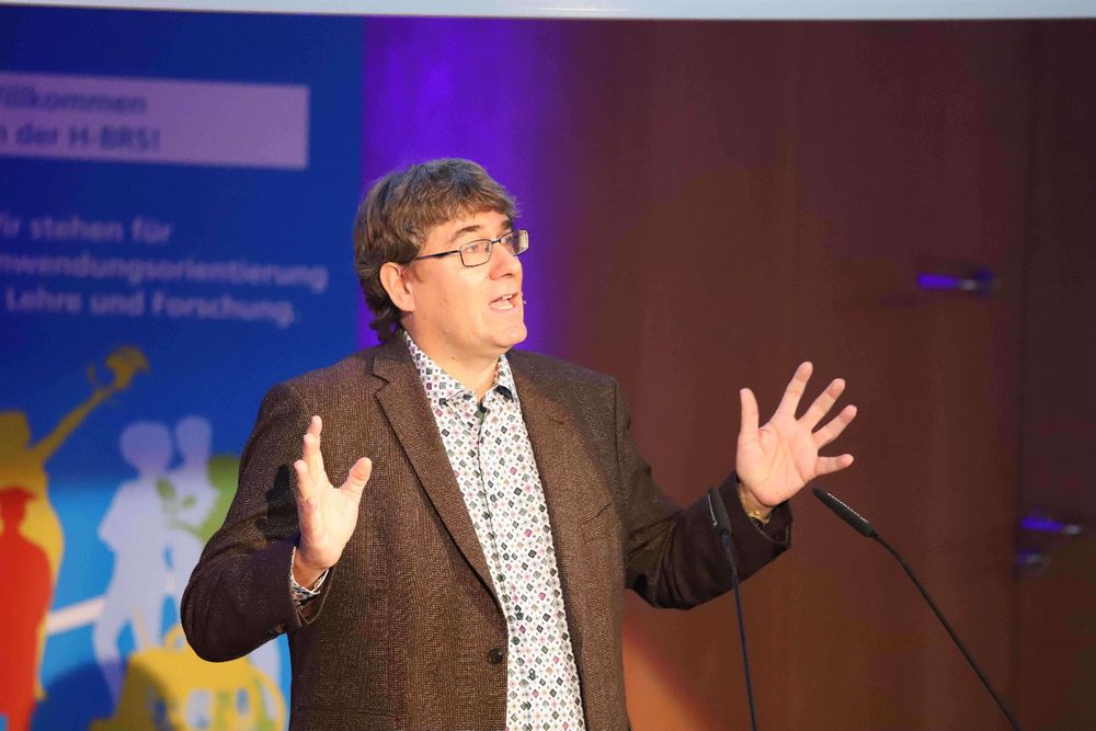 Vizepräsident Peter Muck begrüßt die neuen Studierenden an der H-BRS. Foto: Juri Küstenmacher 