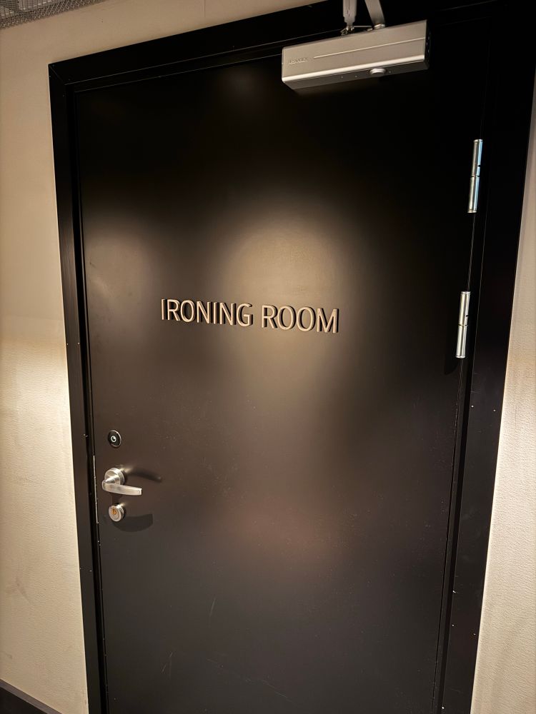 door to the ironing room 