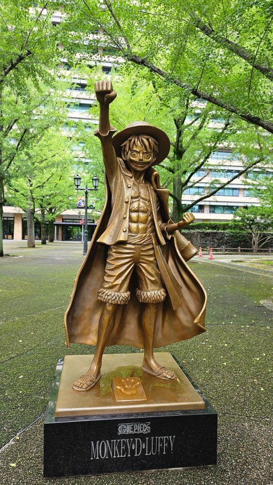 熊本県庁前のルフィ像。尾田栄一郎先生の手形も。