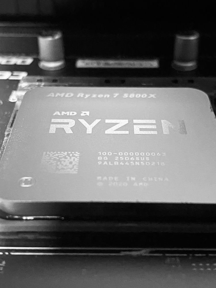 Processador AMD RYZEN 5800X muntat en un socket AM4