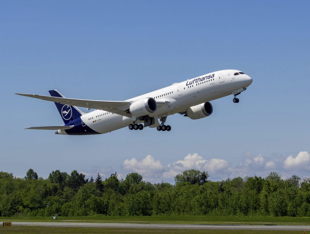 Lufthansa and Air France suspend services to Israel