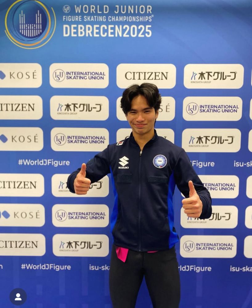 Raffaele Francesco Zich in the mixed zone, smiling and holding two thumbs up. He is wearing a dark blue and bright blue team Italy jacket