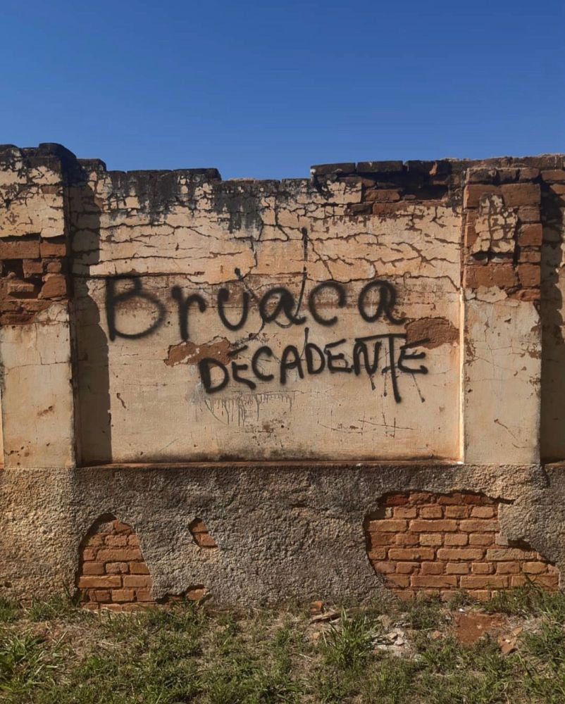 Muro meio ruinzinho com a frase "bruaca decadente"