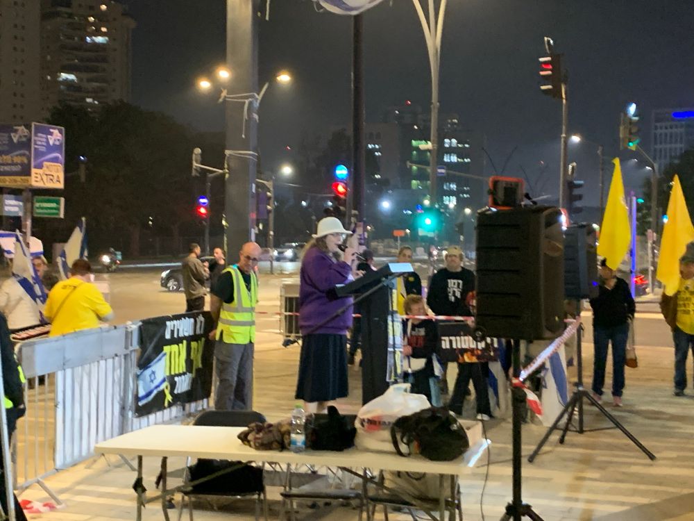 בקי כהן קשת על הבמה