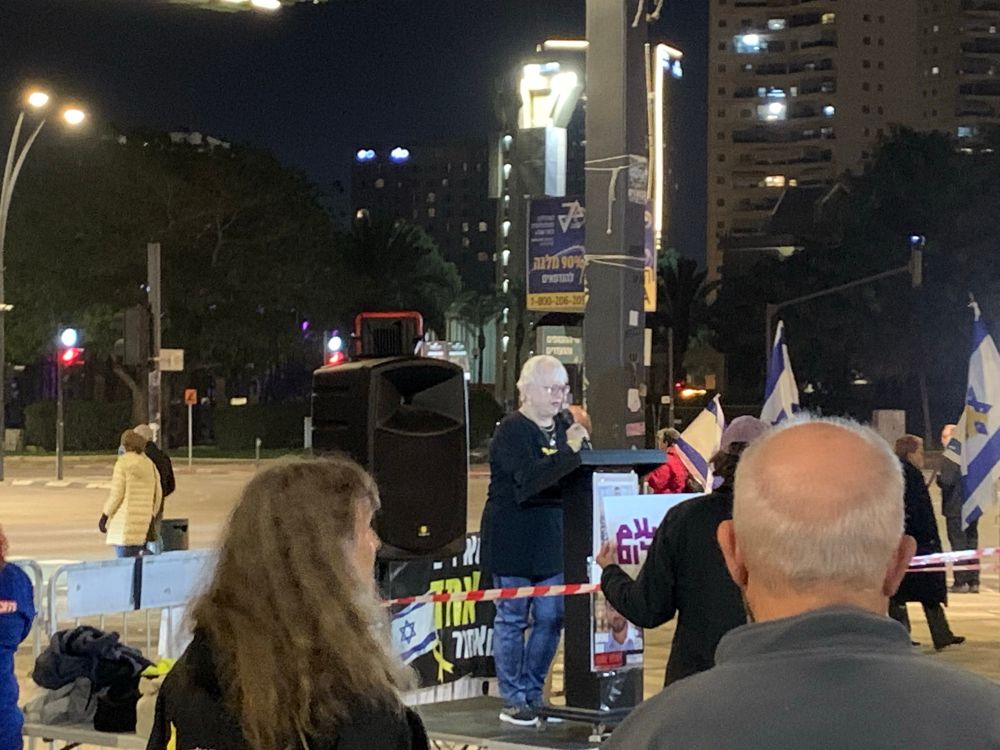 מיכל קרצ׳מר מונטל על הבמה