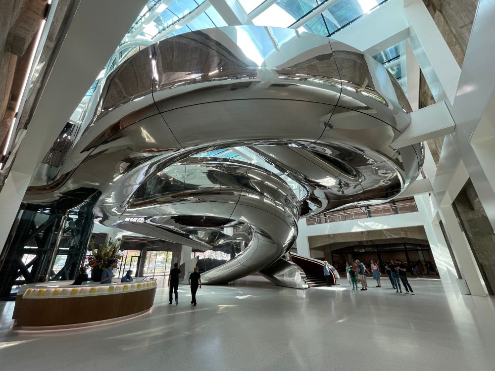 De Tornado, de trap bekleed met RVS in Fenix, ontworpen door Ma Yansong van MAD architects.