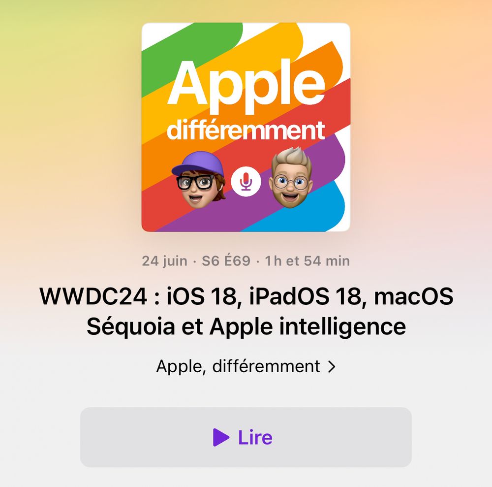 L'image est une capture d'écran d'un podcast intitulé "Apple différemment". L'illustration du podcast montre deux Memoji, l'un portant une casquette violette et des lunettes, et l'autre avec des cheveux blonds et des lunettes. Il y a également une icône de microphone entre les deux Memoji. Le fond de l'illustration est composé de bandes diagonales de différentes couleurs : vert, jaune, orange, rouge, violet et bleu.

En dessous de l'illustration, il y a des informations sur l'épisode :
- Date : 24 juin
- Saison 6, épisode 69
- Durée : 1 heure et 54 minutes

Le titre de l'épisode est : "WWDC24 : iOS 18, iPadOS 18, macOS Séquoia et Apple intelligence". 

En dessous du titre, il est écrit "Apple, différemment" avec une flèche pointant vers la droite. Enfin, il y a un bouton violet avec le mot "Lire".