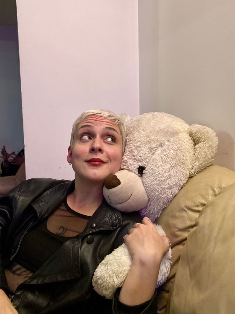 eu de agarro com um ursinho de pelúcia gigante 