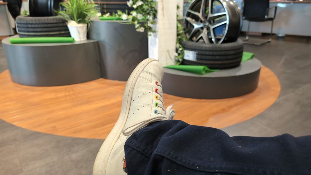 Meine Schuhe mit Regenbogen Ösen 