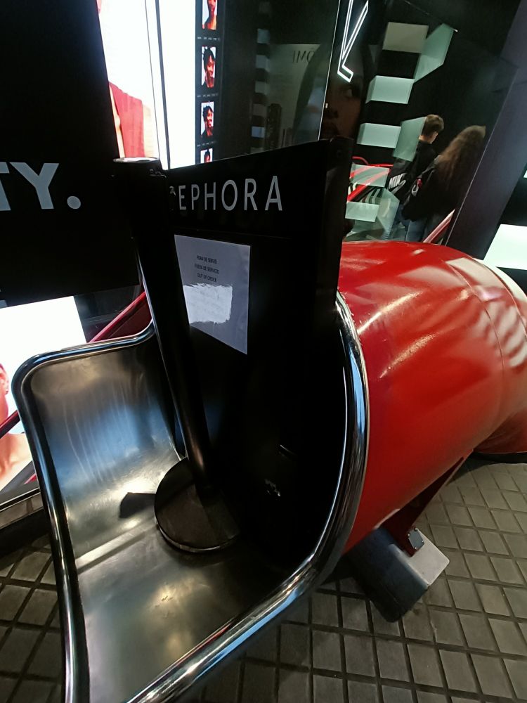 El acceso del tobogán a una tienda, clausurado por la lluvia.