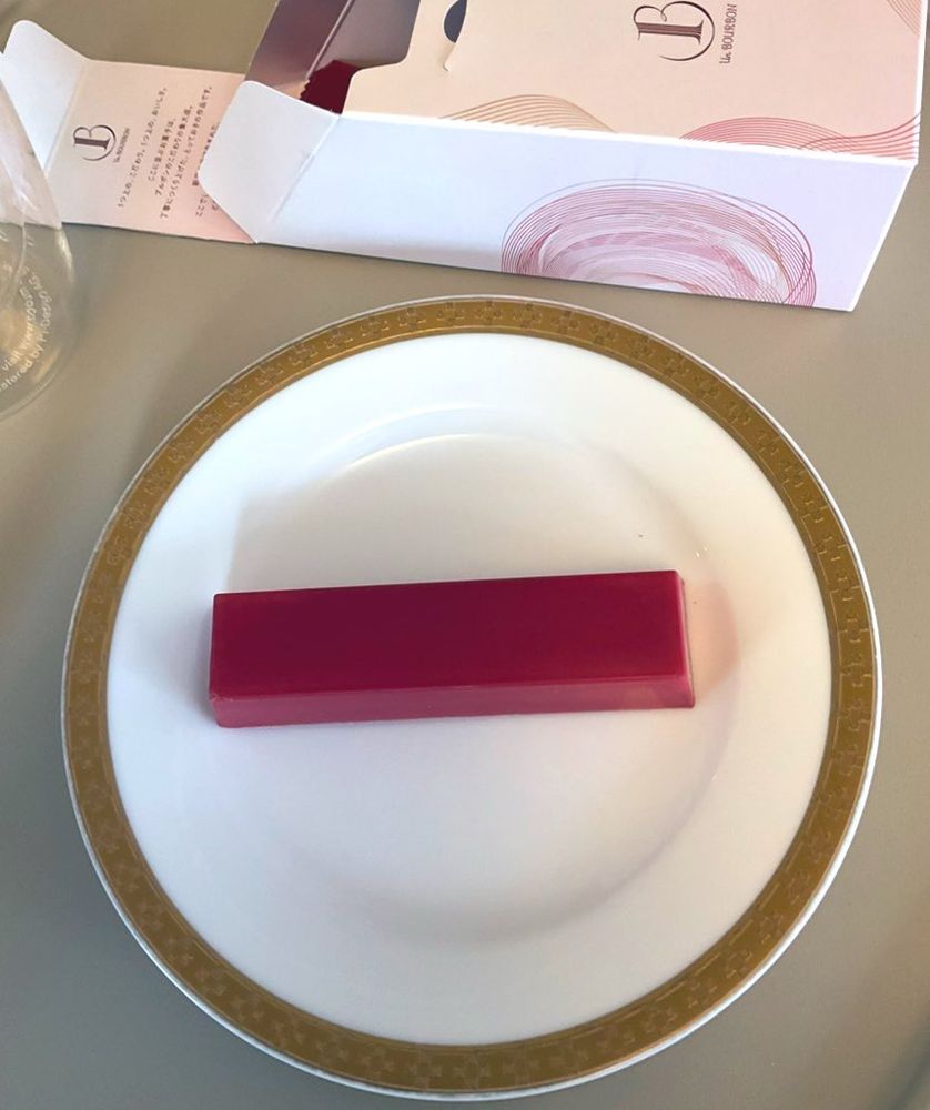 クラフト ルマンドをお皿に乗せてみたところ
ルマンドよりかなり大きい
