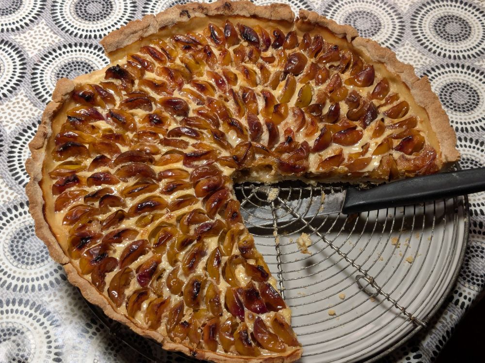 Une tarte aux mirabelles entamée