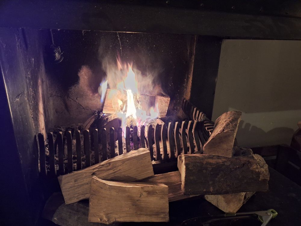Lareira acesa.