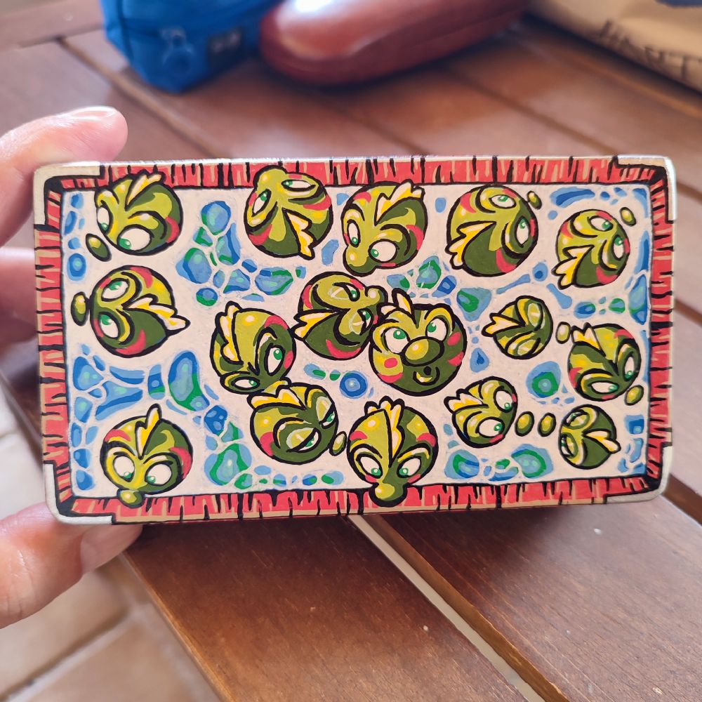 Madera decorada: piscina con renacuajos (dibujos tipo caricatura).