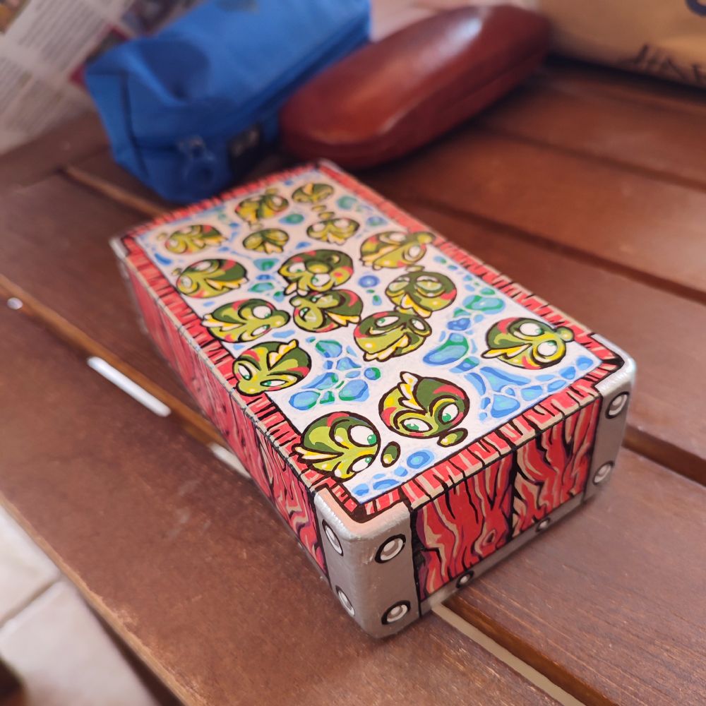 Madera decorada: piscina con renacuajos (dibujos tipo caricatura).