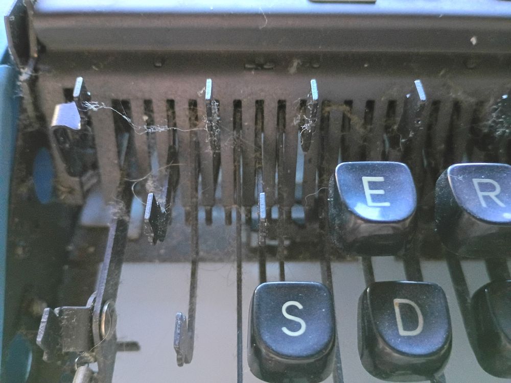A photograph showing that the W keycap was removed from the typewriter. 