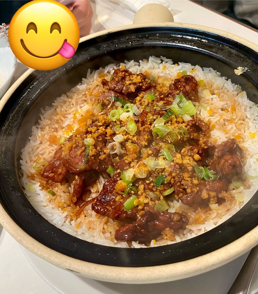 ボウジャイファンという香港の炊き込みご飯

牛肉と塩漬け卵がのっている