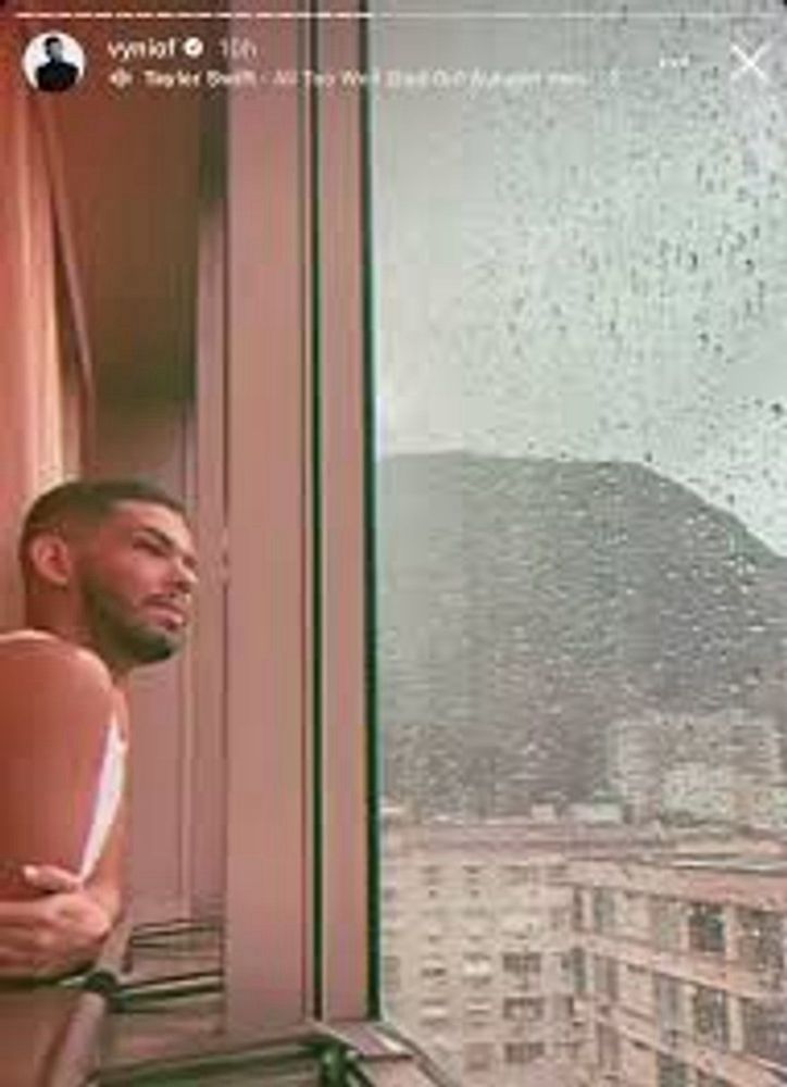 viny do bbb olhando, pensativo, para uma janela