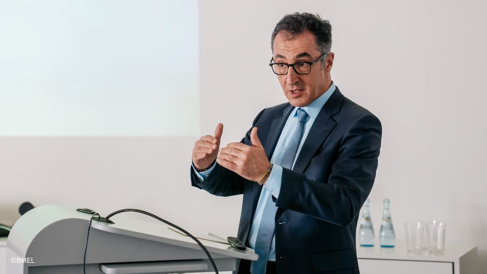 Bundesminister Cem Özdemir hält vor der Übergabe der Förderbescheide eine Rede.