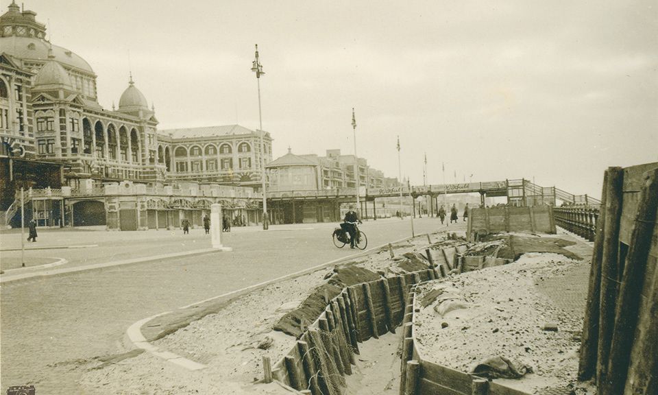 Bezetting in Beeld. Historische foto van het Kurhaus in Scheveningen.