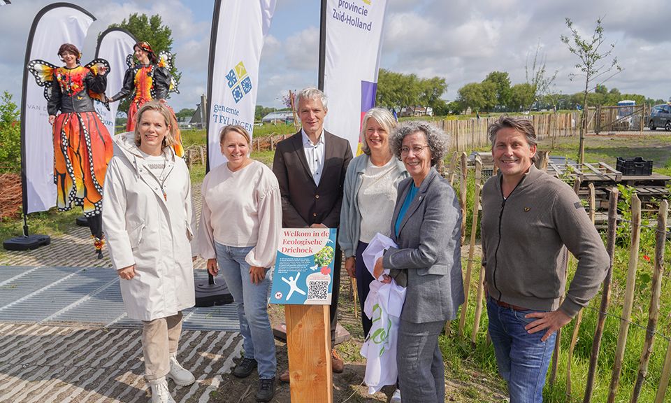 Met Marlies Volter en gedeputeerde Berend Potjer bij het natuurgebied in Voorhout.